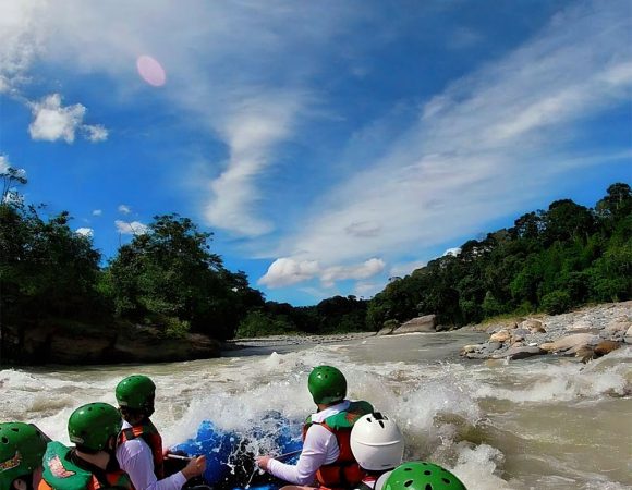 Deja atrás la rutina y siente la adrenalina del rafting en el río Güejar, ¡una experiencia inolvidable!